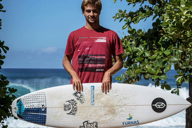 Brasileiro Lucas Silveira conquista QS3000 de Santa Cruz - Surf - Jornal  Record