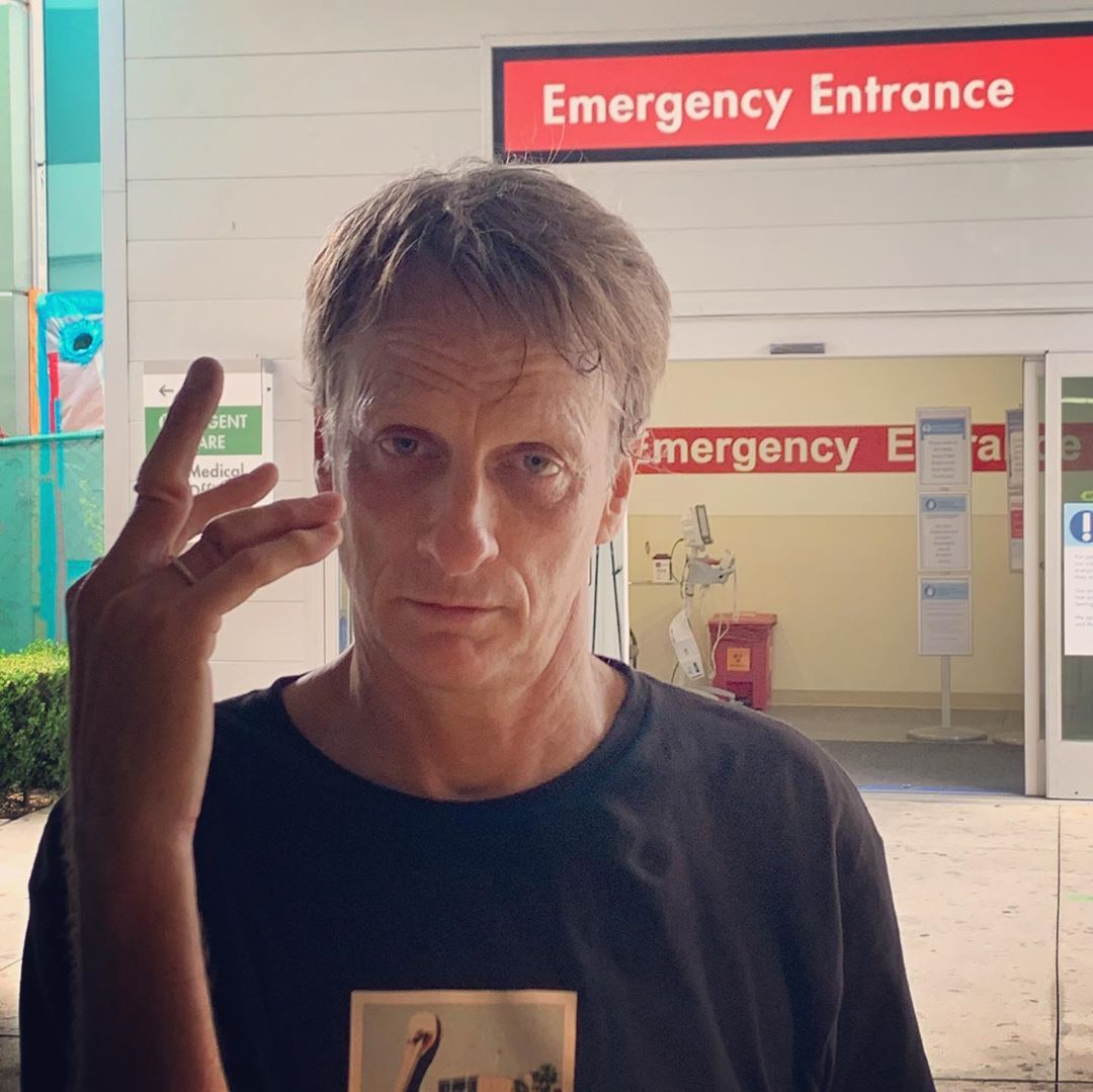 Aos 52 anos, Tony Hawk se emociona ao fazer manobra pela última vez