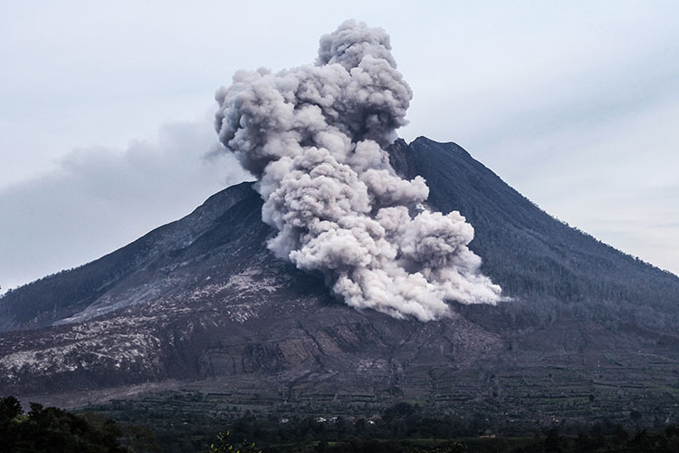Erupção de vulcão provoca nuvem gigante de cinzas de 5 km na Indonésia