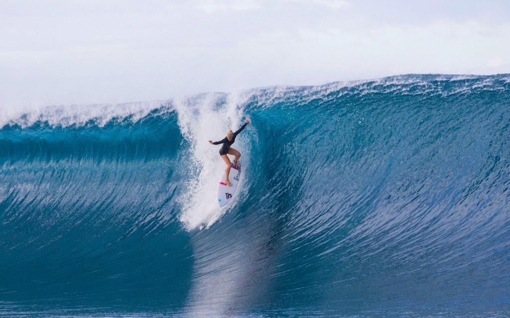 Tati Weston-Webb surfa altas ondas em Teahupoo - HARDCORE