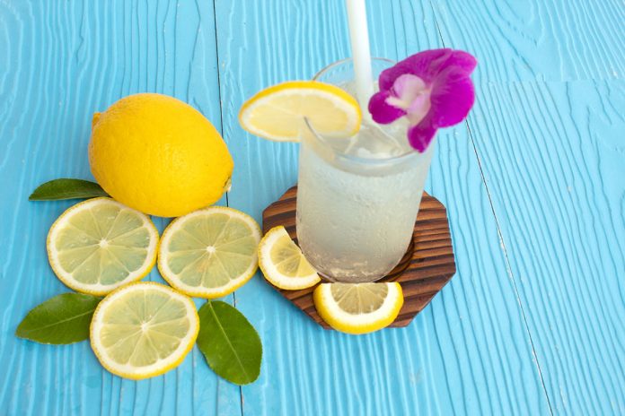 benefícios da água com limão