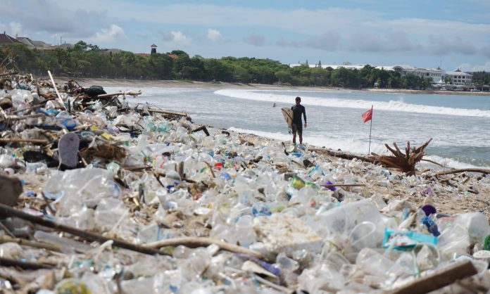 Lixo plástico em Bali