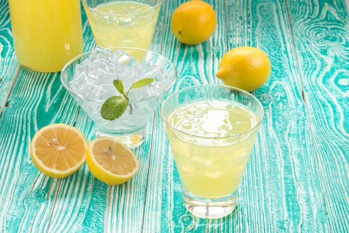 água morna com limão