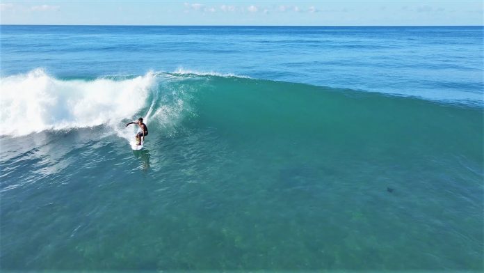 Surf em Bali: um dia clássico e glassy em praia deserta