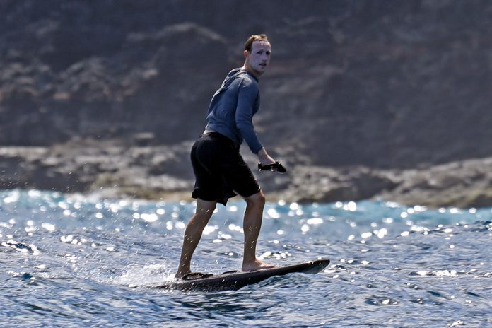 Mark Zuckerberg diz ser fã do surfista brasileiro Lucas Chumbo