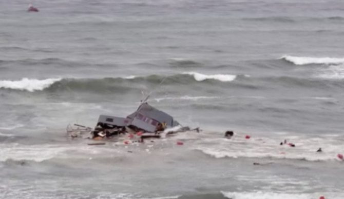4 pessoas mortas, 25 hospitalizadas após barco naufragar em San Diego