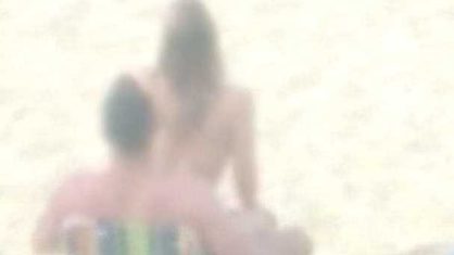 Um casal foi flagrado fazendo sexo nesta quinta-feira (3), em uma praia de Itajaí, no norte de SC. Os guarda-vidas interromperam o ato.