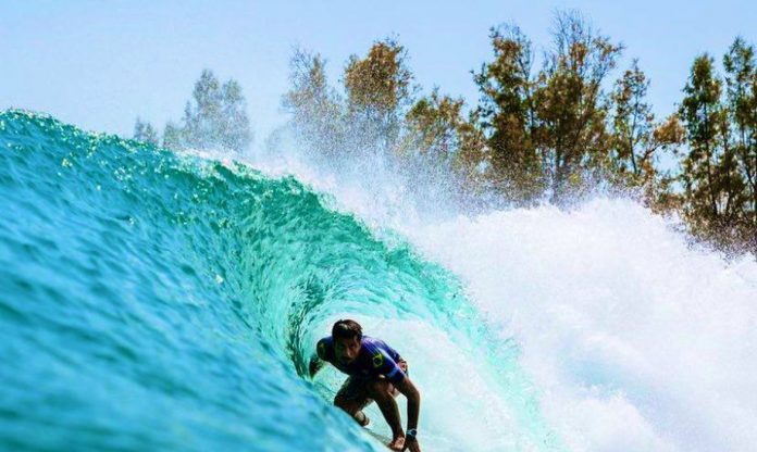 Assista a Filipe Toledo surfando de switch no Surf Ranch Pro