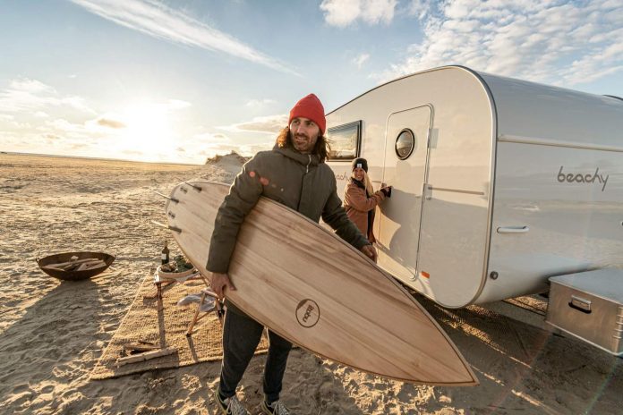 Conheça o Beachy: trailer dos sonhos do aventureiro, lançado pela marca alemã Hobby, une o simples ao sofisticado em design funcional