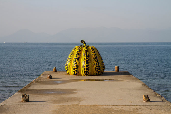 Tufão no Japão coloca obras de arte do litoral em risco