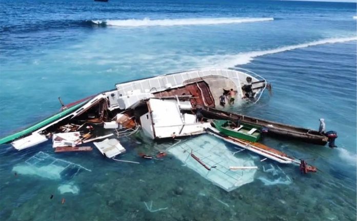 Barco encalha indonesia mentawai