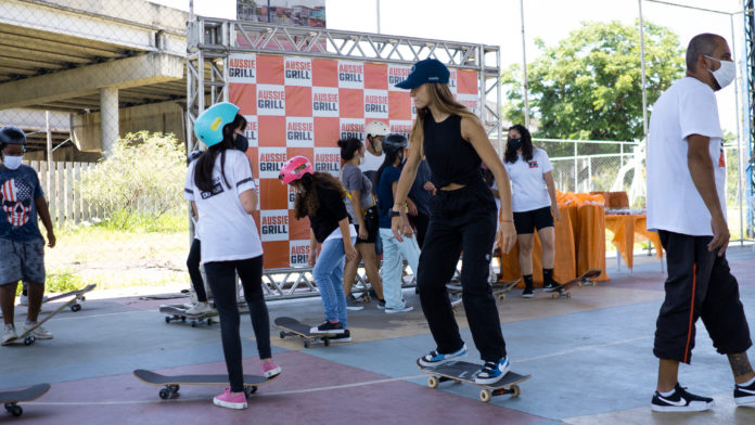Skatista Dora Varella participa de ação social com entrega de skates para crianças da ONG Social Skate