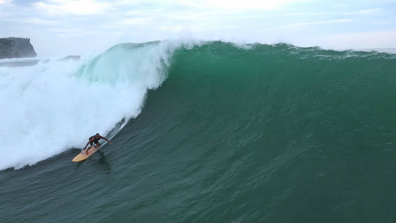 Big Swell atinge Uluwatu. Assista ao vídeo das ondas sólidas que quebraram no mítico pico balinês no dia 24 de maio de 2022