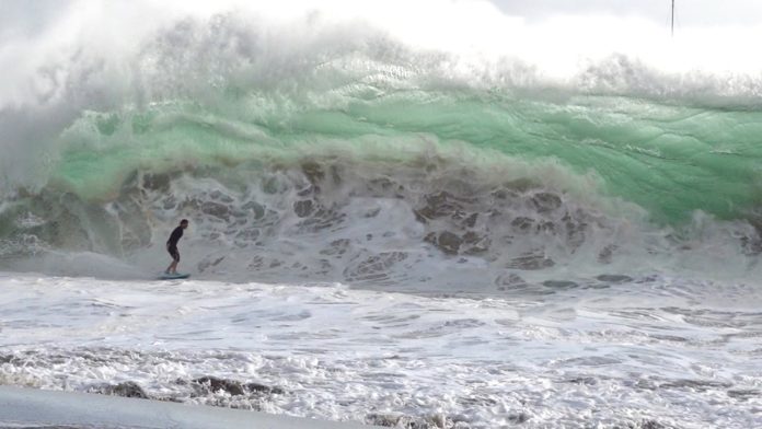Clay Marzo é insanidade no mais alto nível neste shorebreak em Maui, que quebrou com as maiores ondas em 20 anos. Solta o vídeo