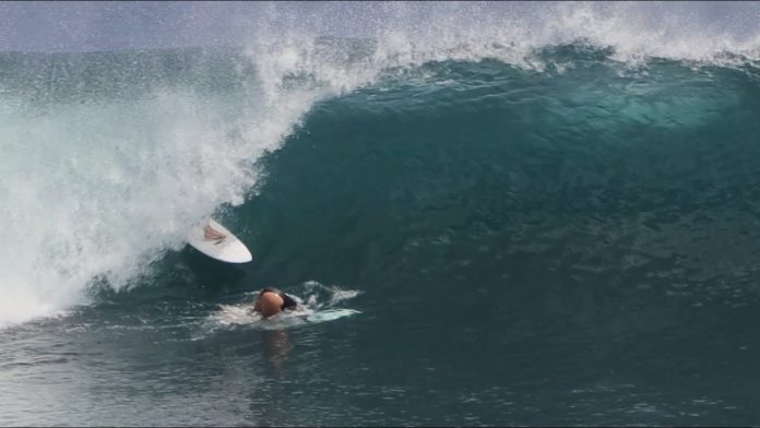 Colisão em Uluwatu: assista ao vídeo e confira o momento em que o surfista que vem percorrendo o tubo 