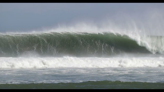 Ressaca no Havaí: Kai Lenny surfa onda raríssima. Assista ao vídeo e nos diga se esta onda não parece uma Skeleton Bay para a direita onda de Maalaea