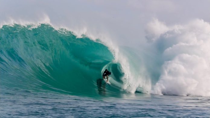 Swell gigante faz rolar onda épica nas Mentawai. Assista ao vídeo publicado por Nathan Florence em seu canal do YouTube