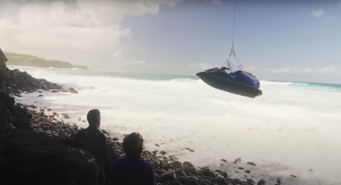 Jet ski de Kai Lenny é esmagado nas rochas em big swell em Jaws. Assista ao vídeo do momento do resgate da máquina do havaiano